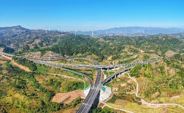 恭城互通四通八達，架起少數(shù)民族地區(qū)高質(zhì)量發(fā)展的希望。 (1).jpg